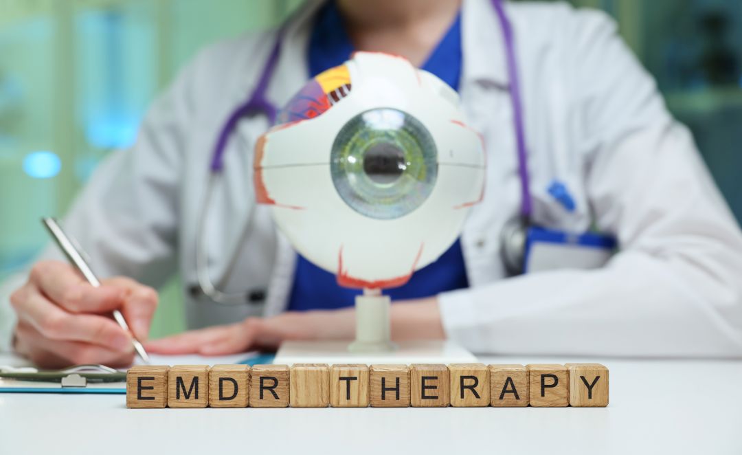 EMDR terapi sürecini temsil eden, göz hareketleriyle travma tedavisini anlatan görsel