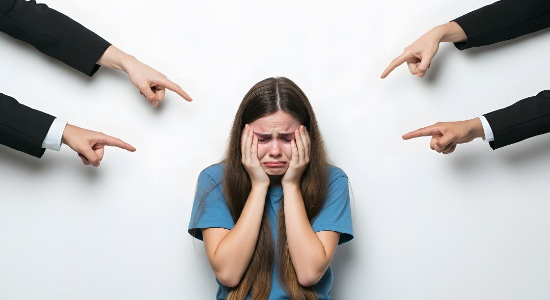 İş yerinde mobbing nedir sorusunu anlatan, psikolojik baskı altında kalan bir çalışanı simgeleyen görsel