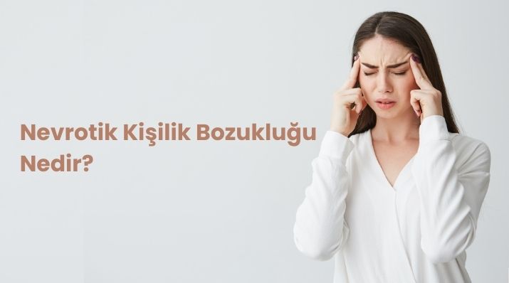 Baş ağrısı ve stres yaşayan kadın – nevrotik kişilik bozukluğu belirtileri