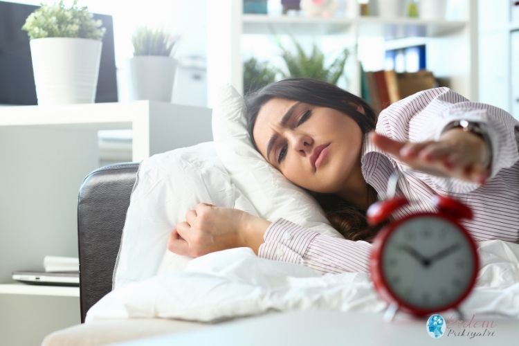 Anhedoni zevk alamama hastalığına kapılan kadın bir hasta ve saati kapatmaya çalışıyor