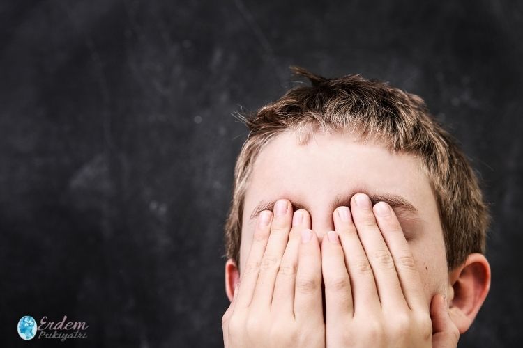 Yüzünü kapayan bir anhedoni hastası