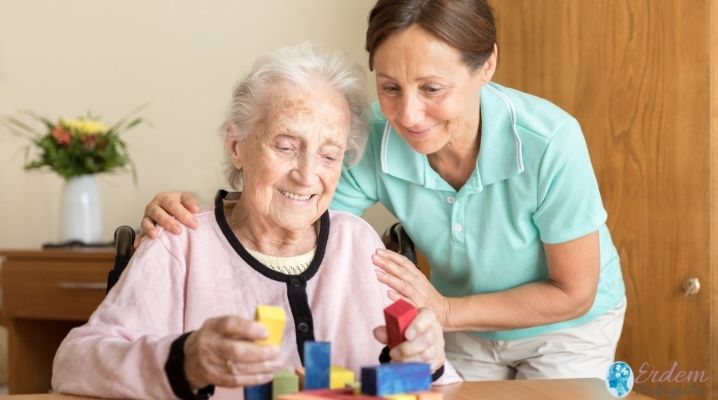 Demans hastası olan bir yaşlı kadın hasta