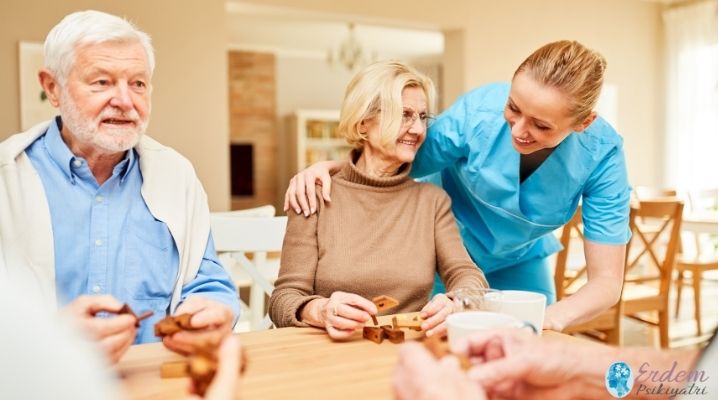 Demans tedavisi gören yaşlı bir kadın hasta