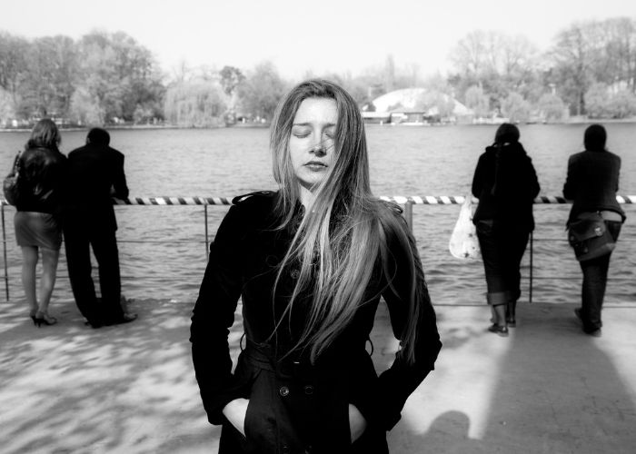 Hikikomori olan bir kadın ve arkasında çiftler