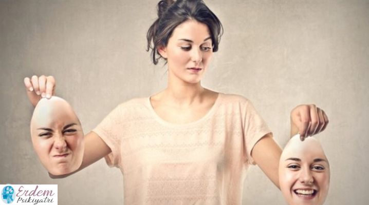 Histrionik Kişilik Bozukluğu olan iki tane yüz ifadesi ile elinde maske olan bir kadın.