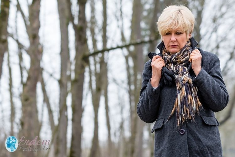 Kış depresyonu yaşayan bir yaşlı kadın