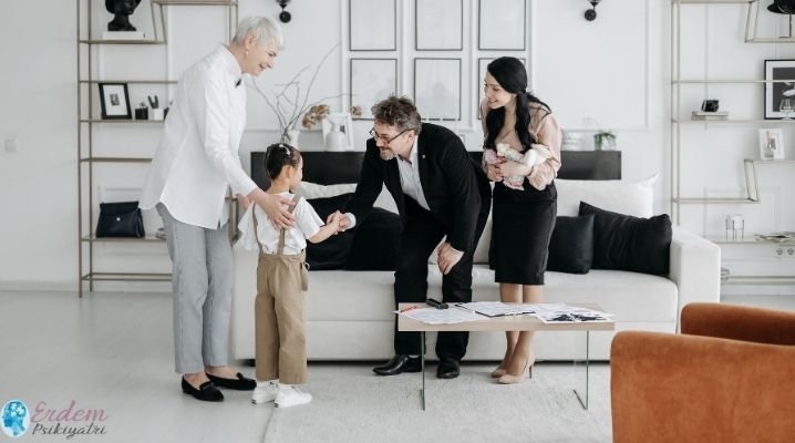 Koruyucu aileye verilen ufak bir kız ve yeni ailesi