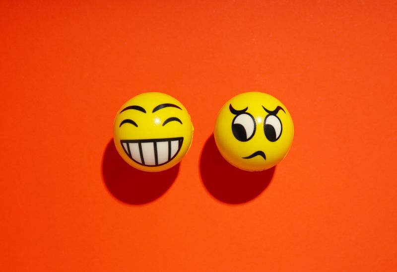 Gülen ve üzgün yüz ifadeli emojiler – depresyon dönemi duygu değişimleri sembolü