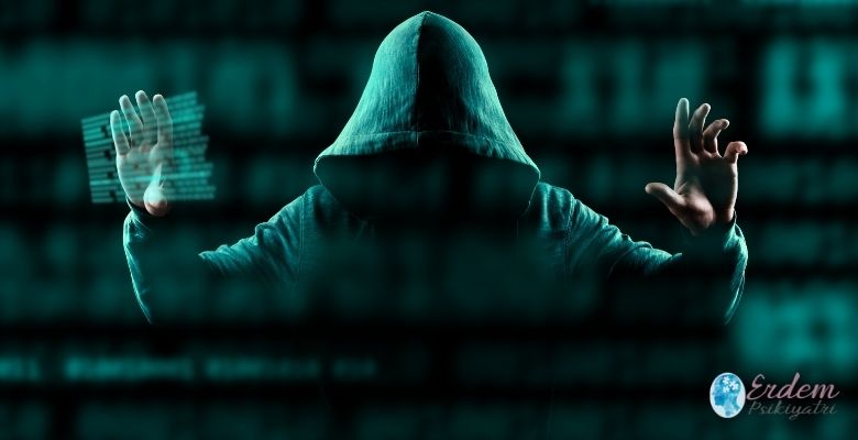 Manipülasyon yapılan kapşonlu bir adam ve siyah bir ortam