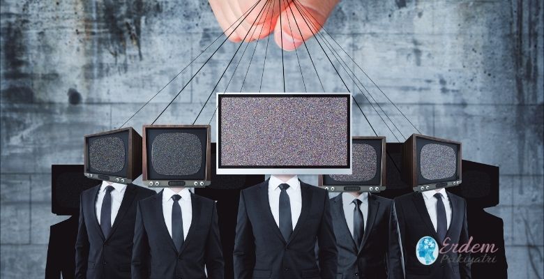 Manipülasyona uğramış insanlar ve kafalarında televizyon olan takım elbiseli erkekler