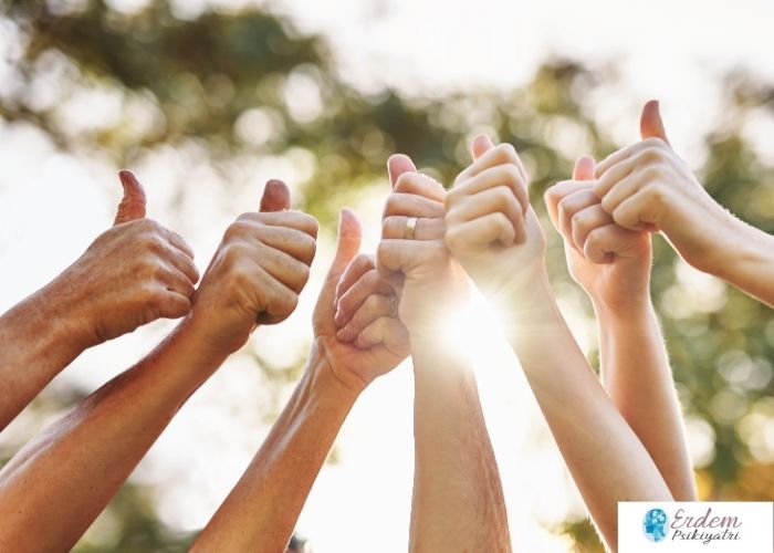 Tamam işareti yapan Mükemmeliyetçi kişiler