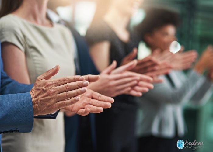 Kalabalık bir topluluk ve alkış yapan insanlar