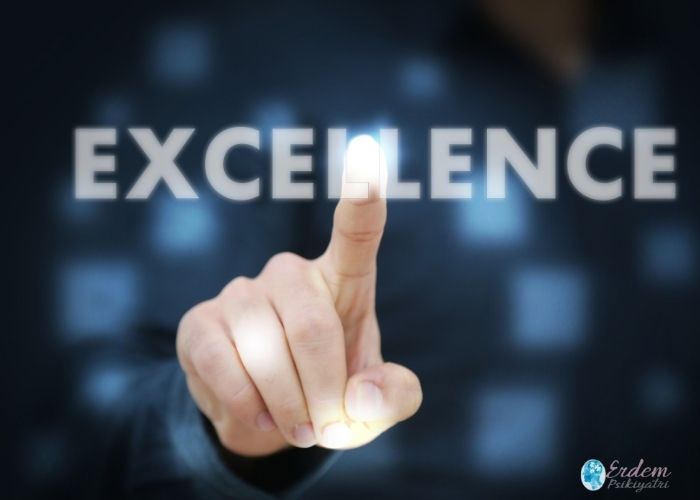 Mükemmeliyetçilik yazısı ve bir erkek işaret parmağı