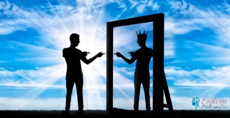 Narsist Kişilik Bozukluğu bulunan bir erkek figür ve mavi bulutlar olan bir resim vardır