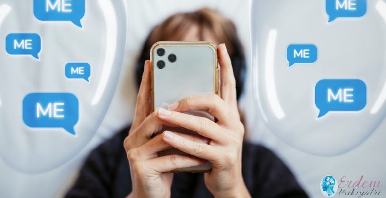 Narsist Kişilik Bozukluğu olan bir kadın ve elinde br cep telefonu olan bir resim