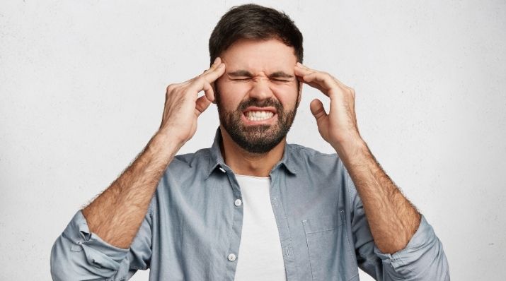 Nevrotik kişilik bozukluğuna sahip bir erkeğin sinirli hali