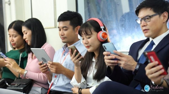 Nomofobi olan bireyler ellerinde telefon ve yolculuk halinde