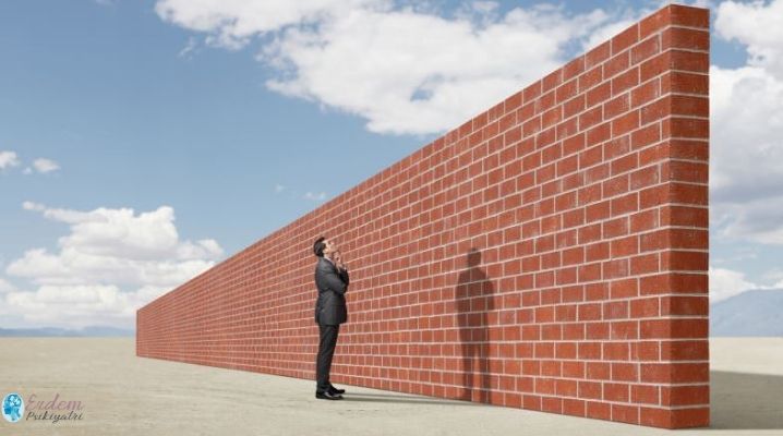 Öğrenilmiş çaresizlik deneyi ve önünde duvar olan adam