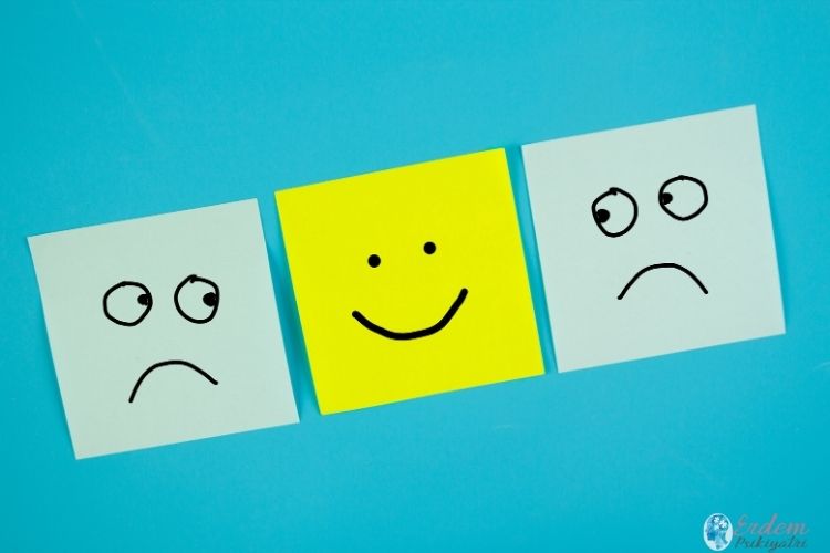 üzülen gülen ve şaşkın bir yüz ifedeleri