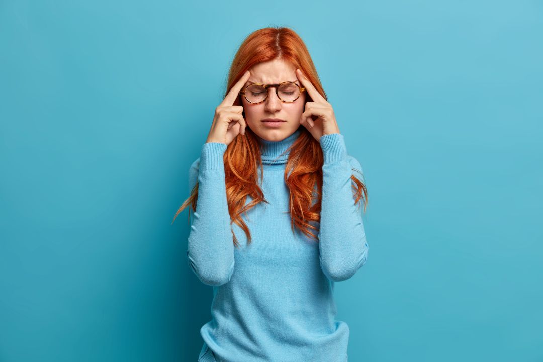 overthinking nasıl geçer stres ve aşırı düşünme yaşayan kadın nefes egzersizi yaparken