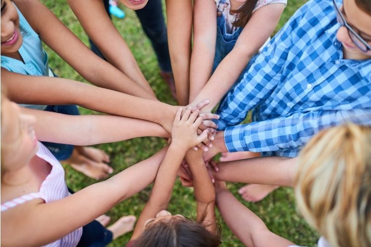 Öz şefkat olarak çok fazla çocuğun el ele vermesi