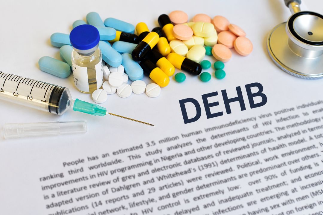 DEHB tedavisinde kullanılan ilaçlar ve dikkat eksikliği hiperaktivite bozukluğu tedavisini temsil eden görsel