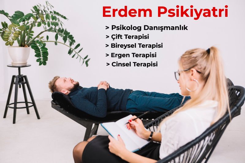 Psikolog danışmanlık hizmeti veren bir kadın ve hasta bir erkek var.