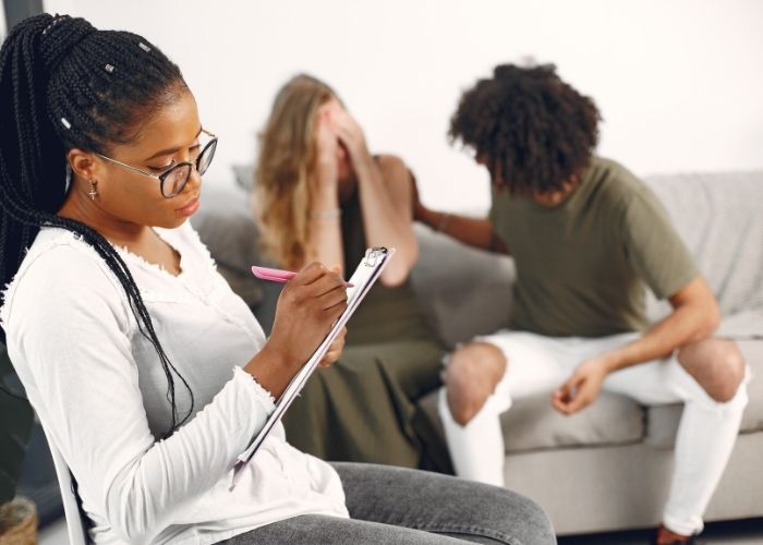 Rasyonalizasyon ve Projeksiyon tedavisi yapan bir kadın doktor ve hastaları