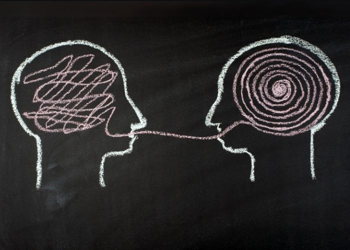 Rasyonalizasyon olan iki adet kafa ve içlerindeki karmaşıklık