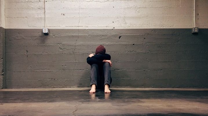 Şizoid Kişilik Bozukluğu olan erkek bir hasta tek başına duvarda oturmakta