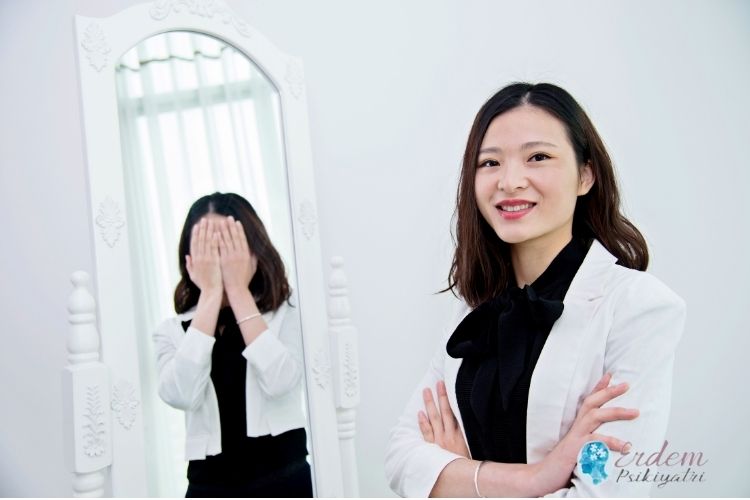 Kadın bir hasta yüzünü kapatmakta diğer taraftan ise gülmekte