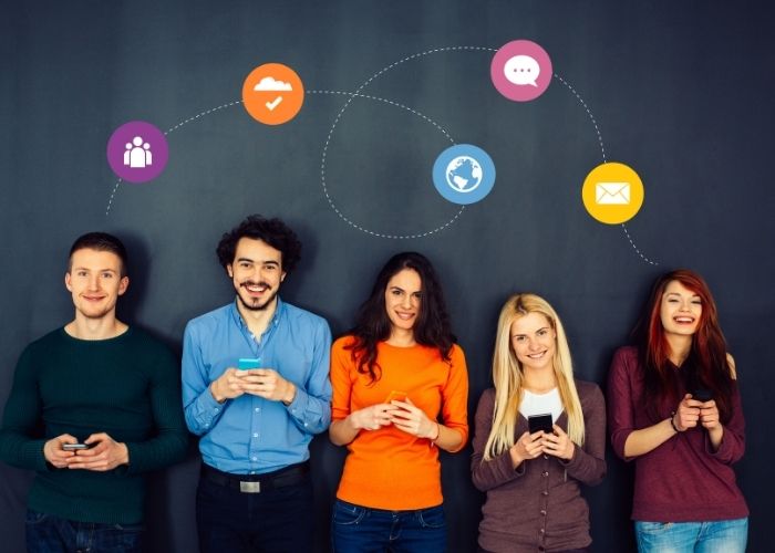 Sosyal medya detoksu olan erkek ve kadın bireyler