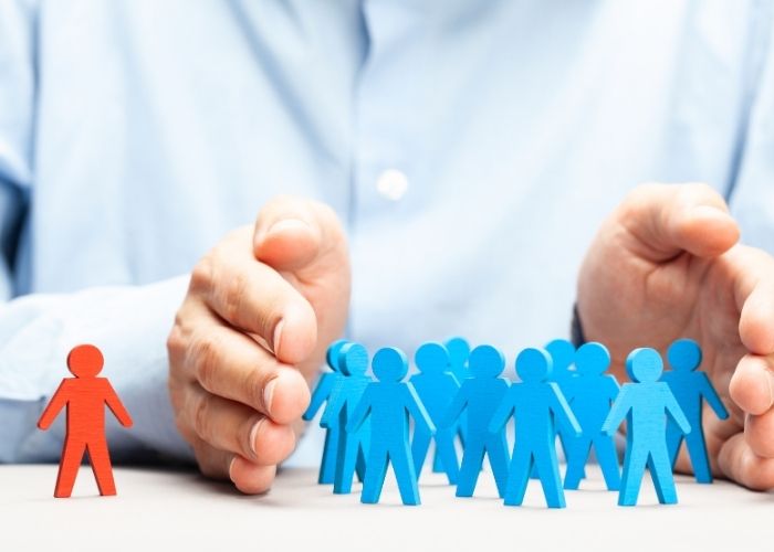 Bir çok insan maketinden ayrı kırmızı bir insan maketi