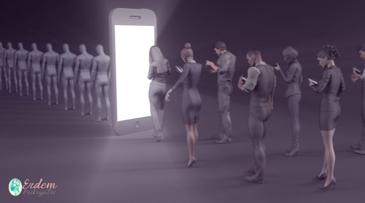 Telefon bağımlısı olan kişiler sıralanmış herkes telefona bakıyor