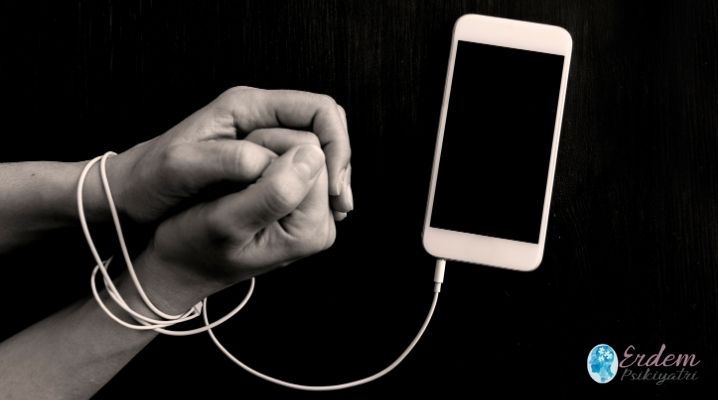 Telefon bağımlısı bir erkek ve eli bağlı şekilde telefonu bekliyor