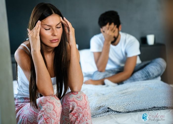 Uyku boşanması için kadın ve erkek hastalar düşünceli bir resim