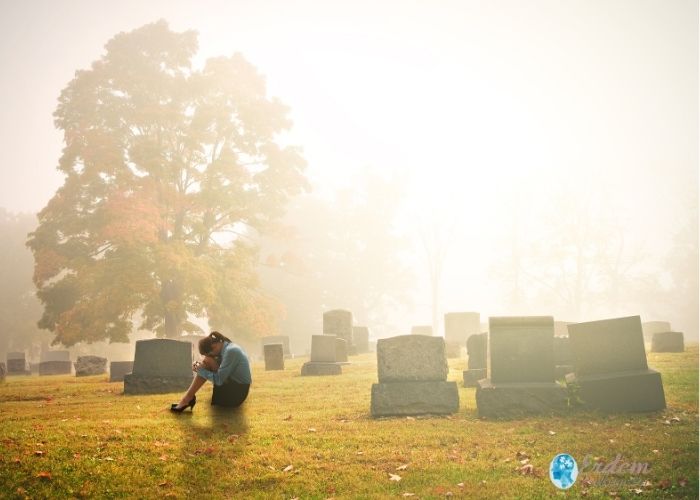 Bir kadın ve yas süreci içinde doğada oturmakta