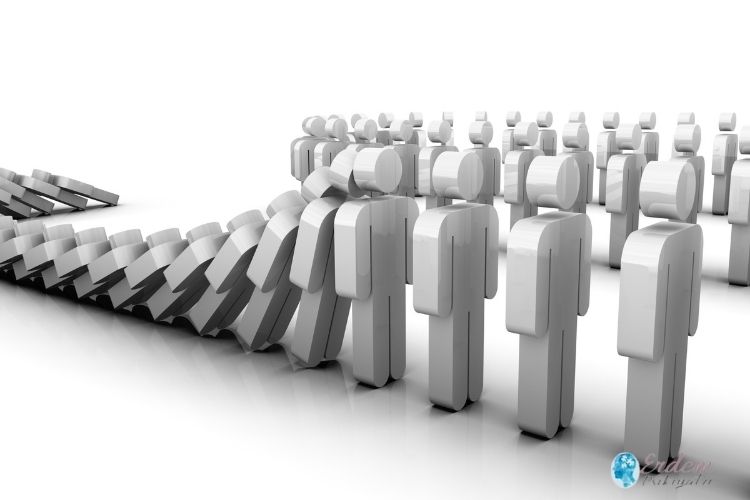 İnsanlar domino taşı gibi devriliyor